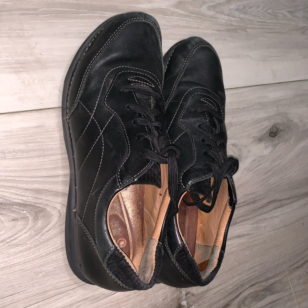 3️⃣ Clarks Appley Tie sneaker in black size 9